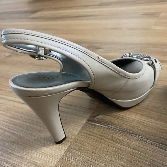 ❤️❤️Anne Klein Light Creamy Beige Lion Logo Strapped High Heels - Picture 3 of 6
